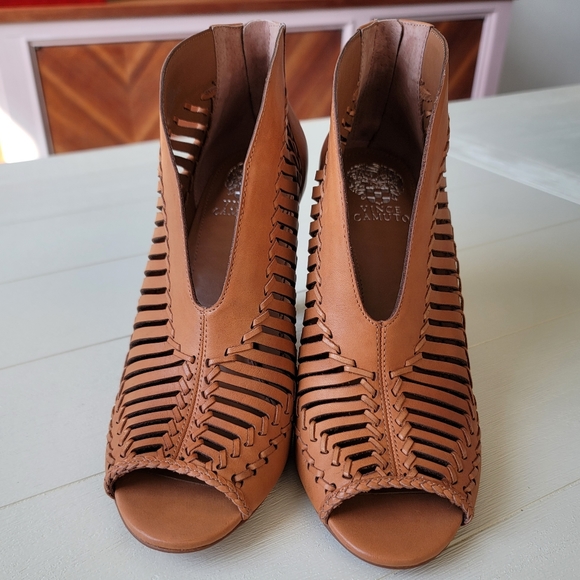 🆕️ Vince Camuto Brick Cutout Acha Leather Sandal - Picture 6 of 16